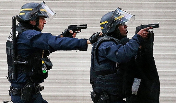 <br />
Преступник с ножом напал на прохожих во Франции. Видео<br />
