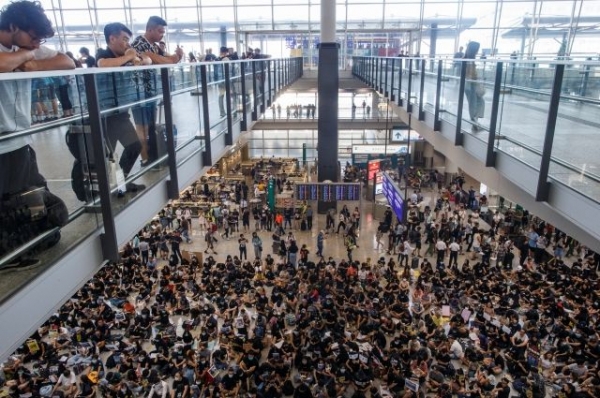 В Гонконге из-за демонстрантов приостановлено движение аэроэкспрессов